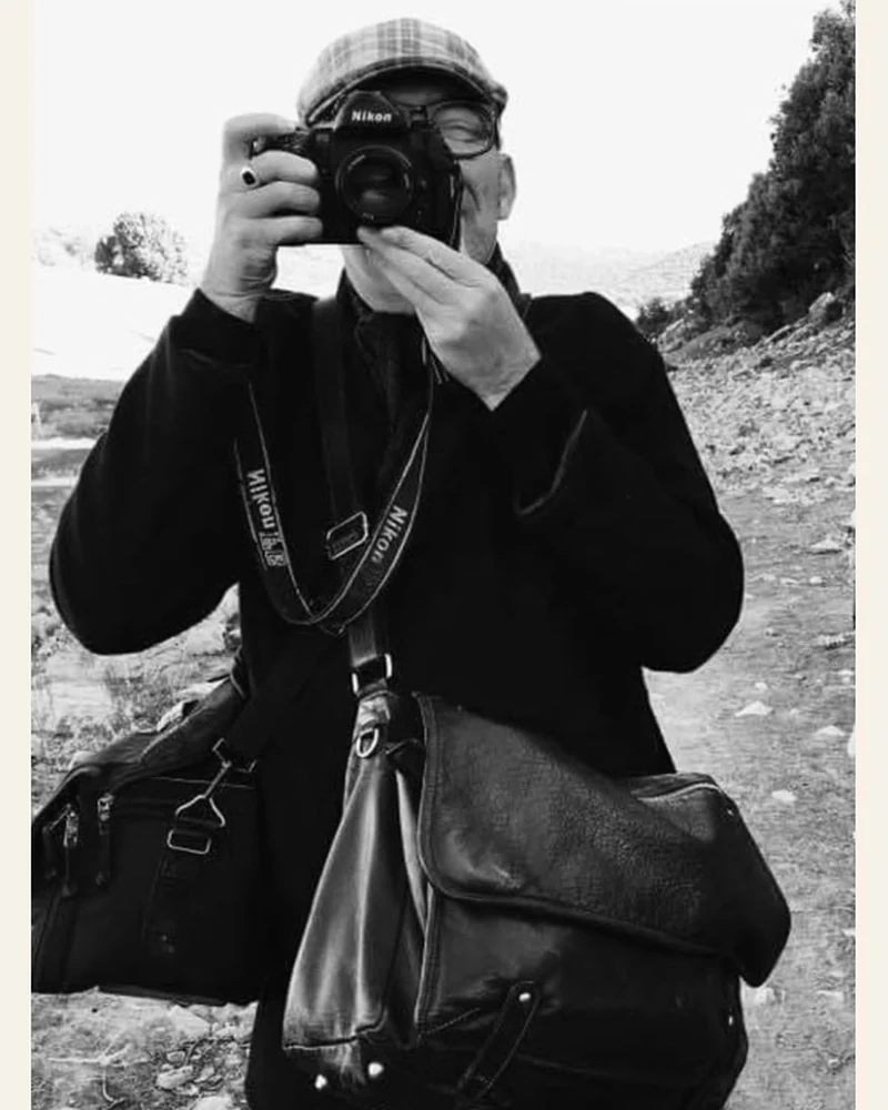 Kris DeWitte photographié avec son appareil photo